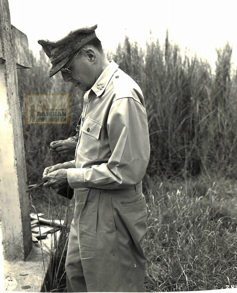 MACARTHUR IN CAPAS v1